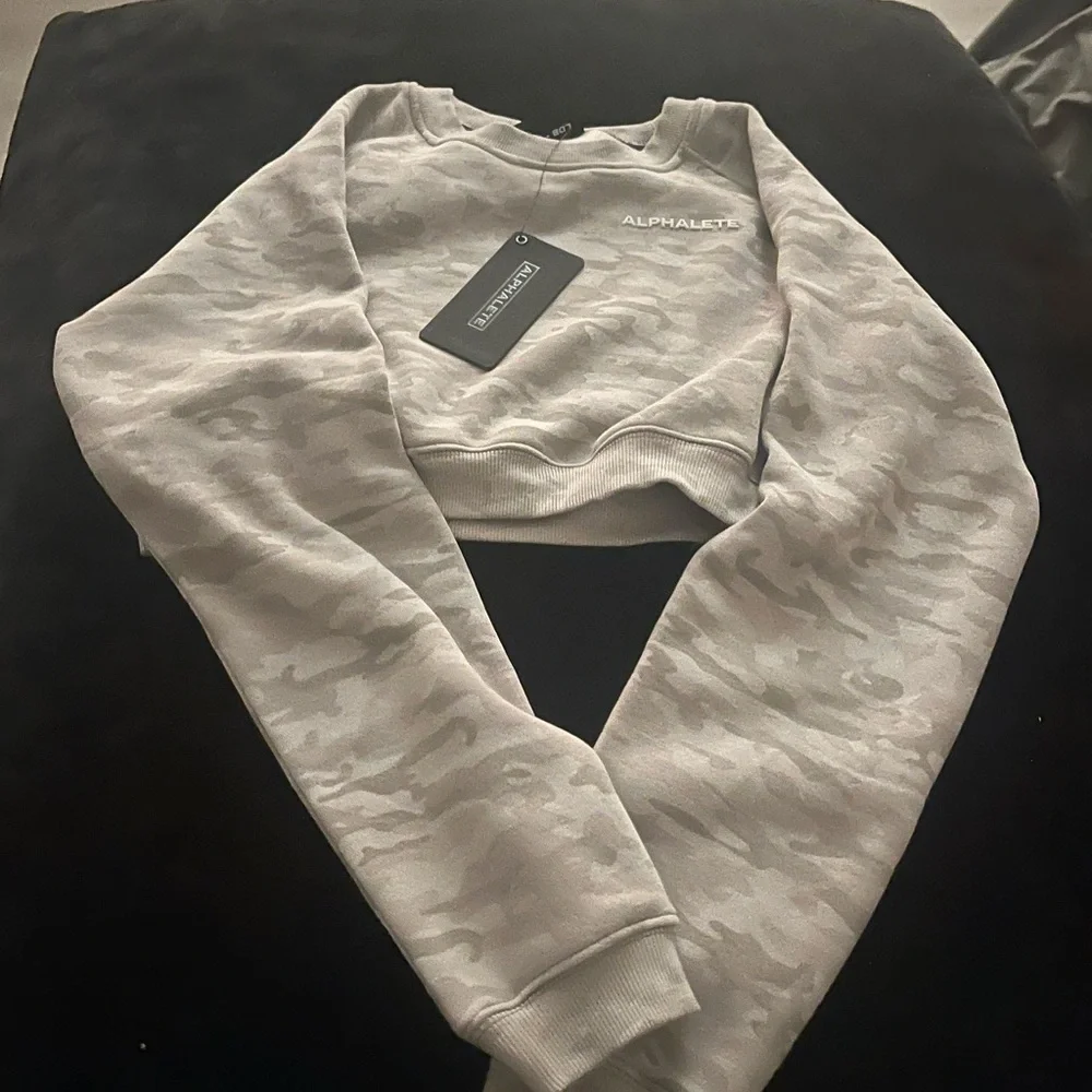 NWT Alphalete cropped camo sweatshirt - Picture 2 of 3